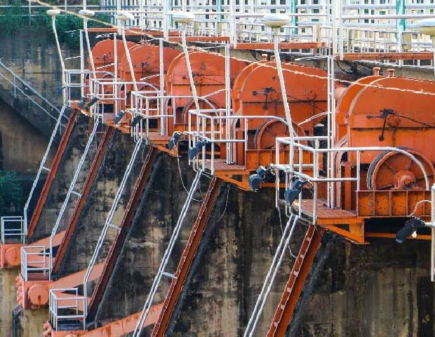 إنشاء وصيانة السدود والجسور